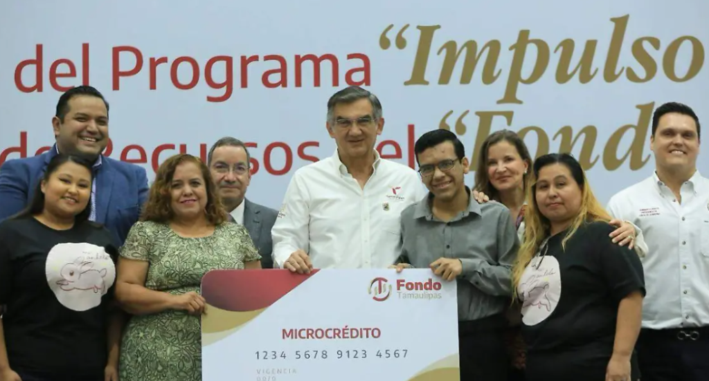 GOBERNADOR ENTREGA APOYO A MICROEMPRESARIOS