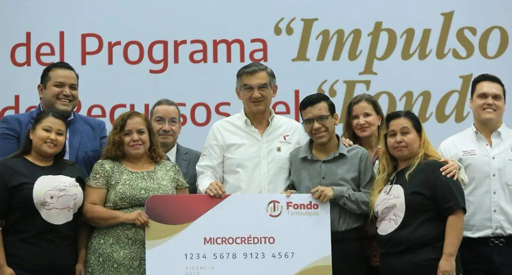 GOBERNADOR ENTREGA APOYO A MICROEMPRESARIOS